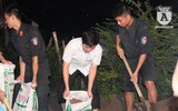 Lực lượng Công an trắng đêm đắp đê tả Bùi ở Chương Mỹ